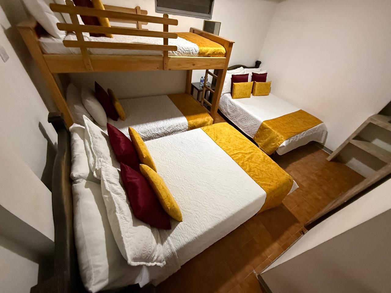 Habitación con cama y camarote en Maraná
